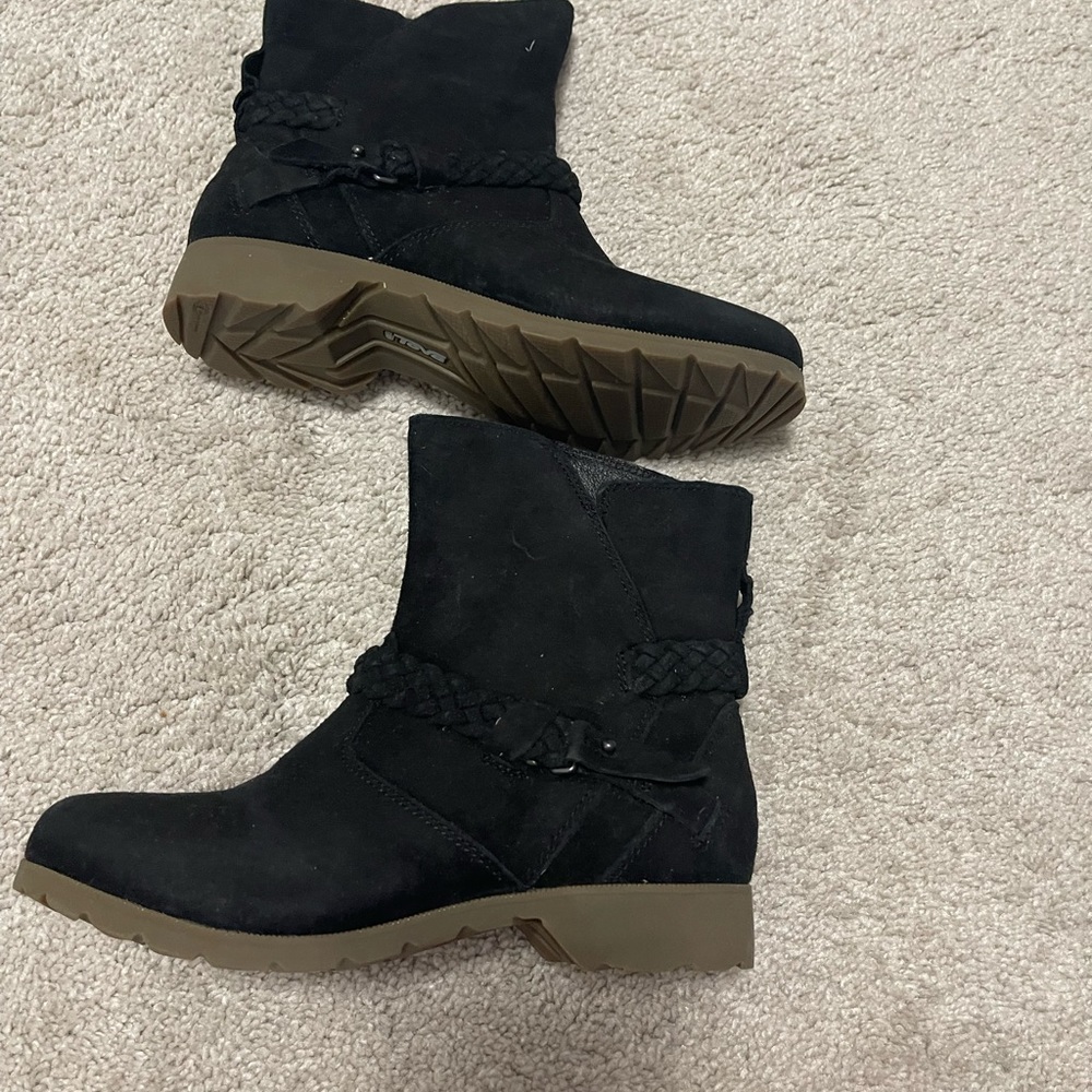 Black ankle high boots brand new never been worn size 6 very very pretty